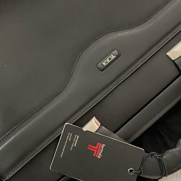 TUMI ALL LEATHER BRIEFCASE/FOLIO - Picture 4 of 6